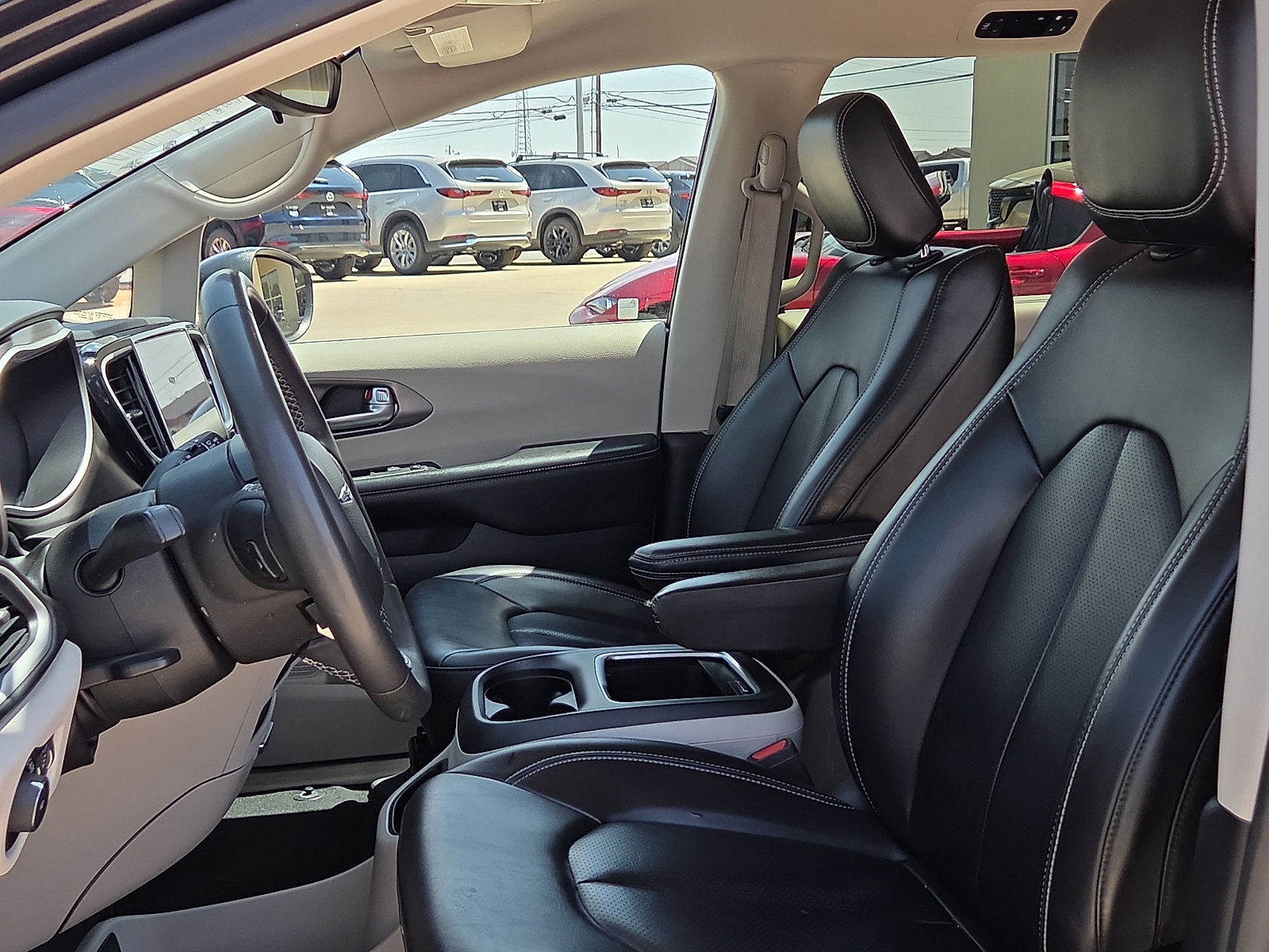 Used 2023 Chrysler Pacifica Touring-L FWD image 9