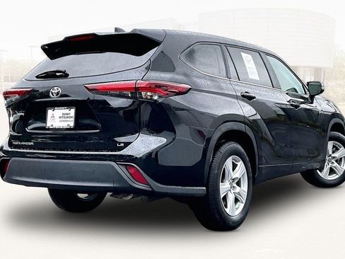 Used 2025 Toyota Highlander LE FWD image 6