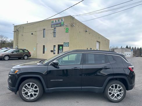 Used 2023 Jeep Compass Latitude AWD/4WD image 9
