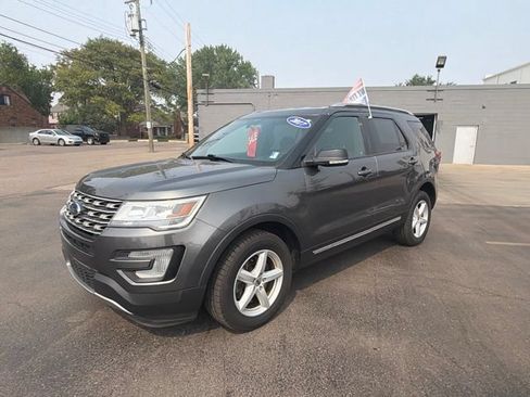 Used 2017 Ford Explorer XLT AWD/4WD image 7