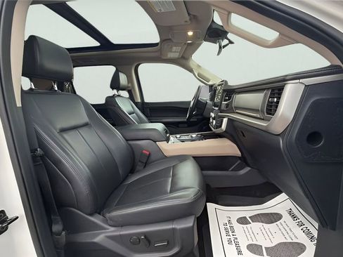 Used 2022 Ford Expedition XLT image 11