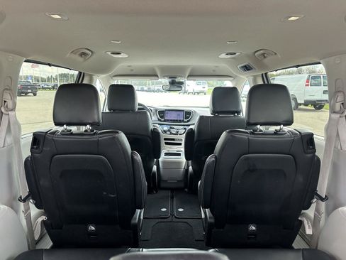 Used 2024 Chrysler Pacifica Touring-L FWD image 7