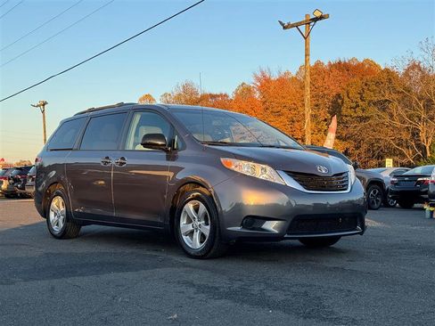 Used 2013 Toyota Sienna LE image 9