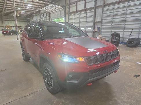 Used 2025 Jeep Compass Trailhawk AWD/4WD image 6