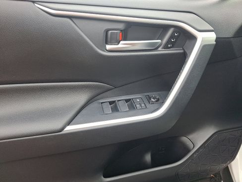 Used 2020 Toyota RAV4 XLE Premium image 12