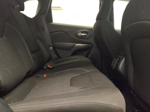 Used 2020 Jeep Cherokee Latitude FWD image 19