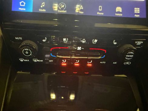 Used 2024 Jeep Grand Cherokee Limited w/ Luxury Tech Group II image 34