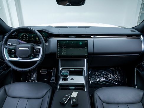 Used 2025 Land Rover Range Rover SE AWD/4WD image 8
