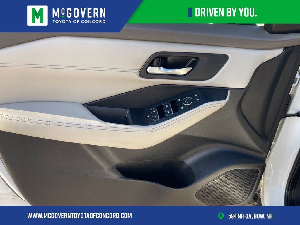 Used 2024 Nissan Rogue SL AWD/4WD image 14