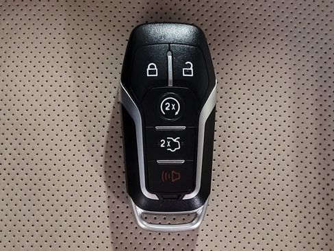 Used 2016 Lincoln MKX Reserve w/ Technology Package FWD image 32