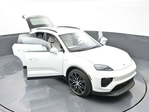 Certified 2025 Porsche Macan Electric RWD image 35