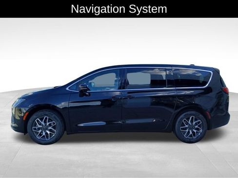 New 2027 Chrysler Pacifica Limited AWD/4WD image 2