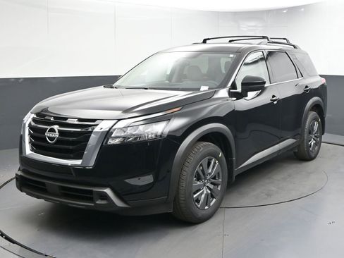Used 2025 Nissan Pathfinder SV image 3