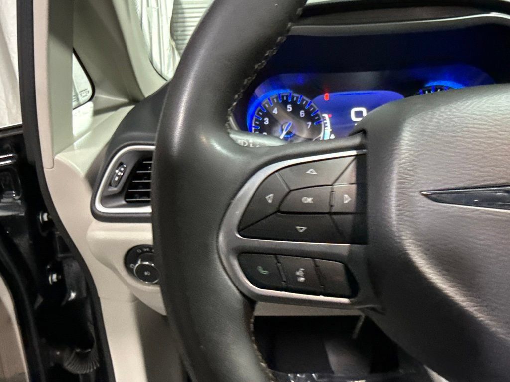 Used 2023 Chrysler Pacifica Touring-L FWD image 23