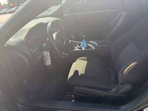 Used 2015 Dodge Challenger SXT RWD image 11