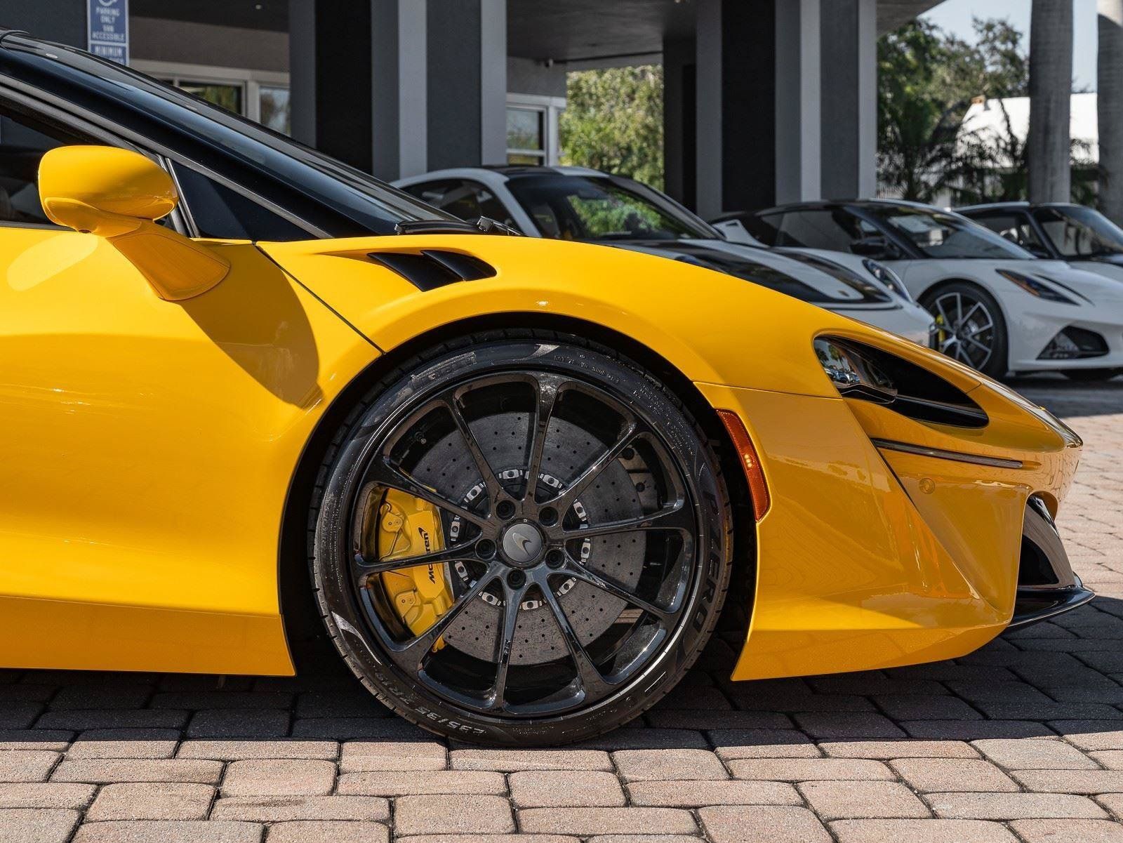 Used 2025 McLaren Artura Spider RWD image 11