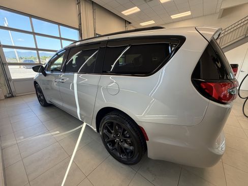 Used 2023 Chrysler Pacifica Limited w/ S Appearance Package AWD/4WD image 4