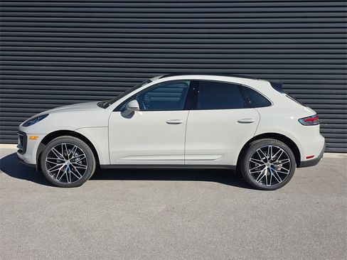 Certified 2025 Porsche Macan image 2