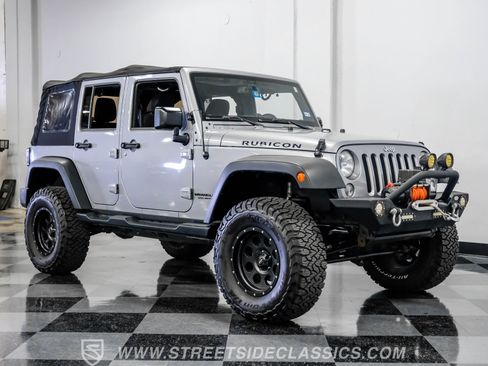 Used 2015 Jeep Wrangler Unlimited Rubicon w/ Connectivity Group image 16