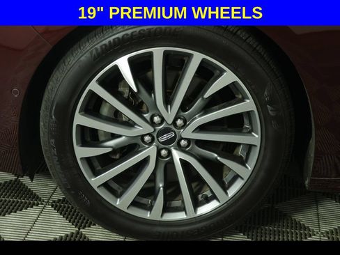 Used 2017 Lincoln Continental Select w/ Technology Package FWD image 9