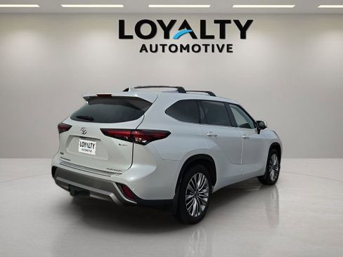 Used 2025 Toyota Highlander Platinum image 5