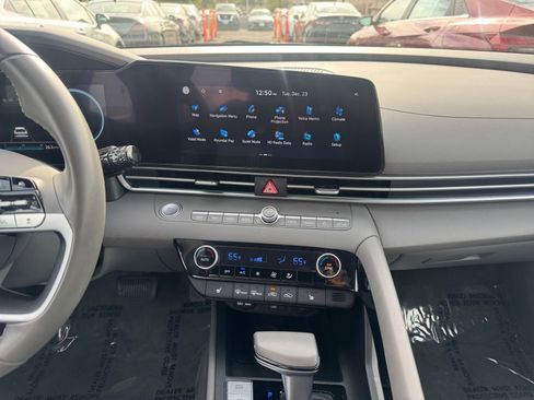 Used 2025 Hyundai Elantra SEL image 18