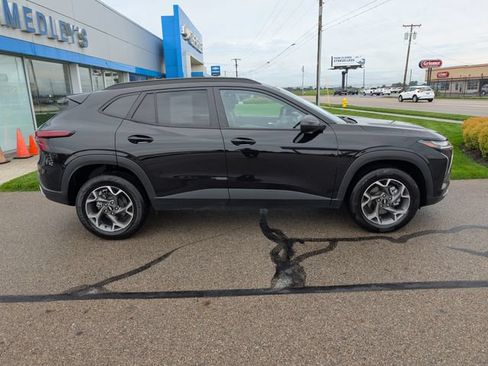 Used 2025 Chevrolet Trax LT FWD image 2