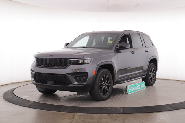 Used 2025 Jeep Grand Cherokee Altitude AWD/4WD image 10