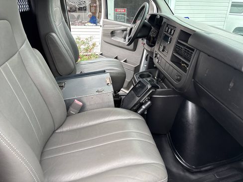 Used 2014 Chevrolet Express 3500 Extended RWD image 19