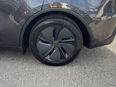 Used 2026 Tesla Model Y 2WD image 8