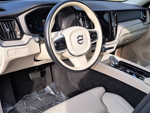 Used 2023 Volvo XC60 B5 Ultimate w/ Climate Package image 5