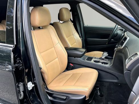 Used 2018 Jeep Grand Cherokee Altitude RWD image 9
