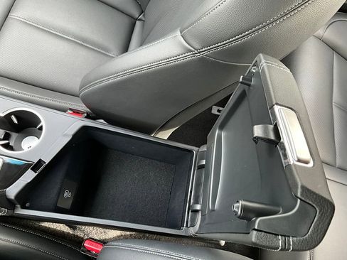 Used 2025 Genesis G70 2.5T image 30