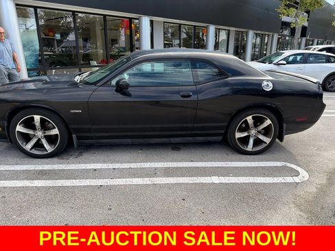 Used 2014 Dodge Challenger SXT RWD image 2