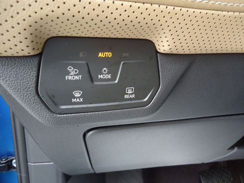 Used 2024 Volkswagen Atlas Cross Sport SE w/ Panoramic Sunroof Package AWD/4WD image 16