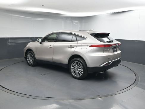 Used 2022 Toyota Venza Limited image 3