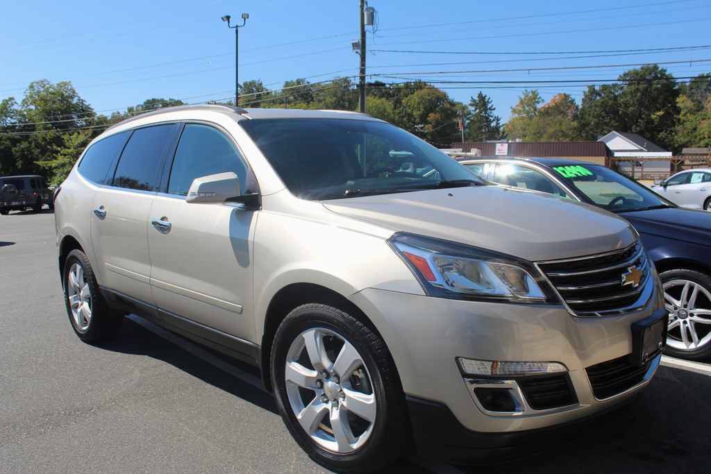 Used 2016 Chevrolet Traverse LT w/ Traveler's Package AWD/4WD image 3
