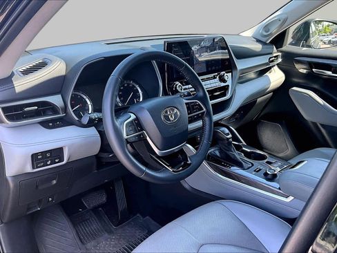 Used 2022 Toyota Highlander Limited AWD/4WD image 18