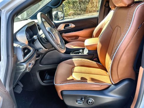 New 2026 Chrysler Pacifica Pinnacle image 13