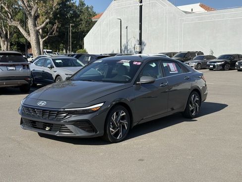 Certified 2025 Hyundai Elantra Limited image 2