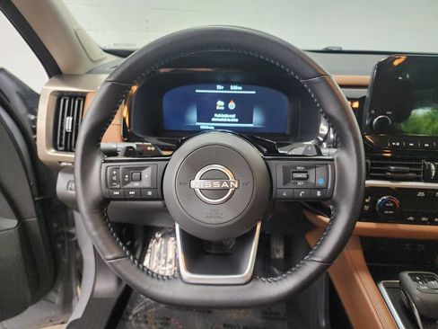 Used 2025 Nissan Pathfinder Platinum AWD/4WD image 14