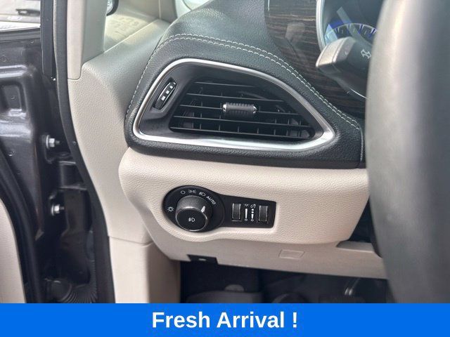 Used 2023 Chrysler Pacifica Limited FWD image 9