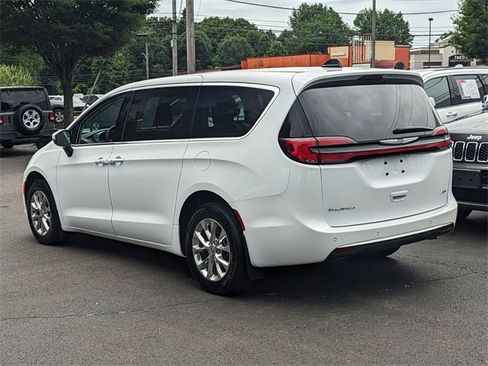 Used 2023 Chrysler Pacifica Touring-L image 4