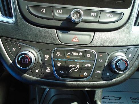 Used 2017 Chevrolet Malibu Premier FWD image 12