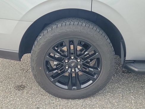 Used 2024 Ford Expedition XLT RWD image 5