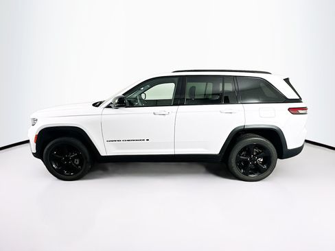 Used 2023 Jeep Grand Cherokee Altitude AWD/4WD image 4