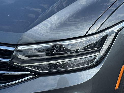 Used 2024 Volkswagen Tiguan SE FWD image 11