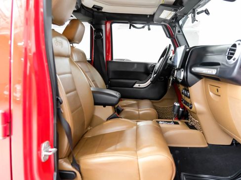 Used 2012 Jeep Wrangler Unlimited Sahara w/ Connectivity Group image 33