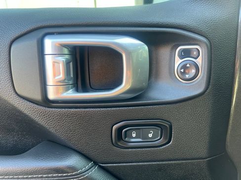 Used 2022 Jeep Wrangler Unlimited Sahara AWD/4WD image 31