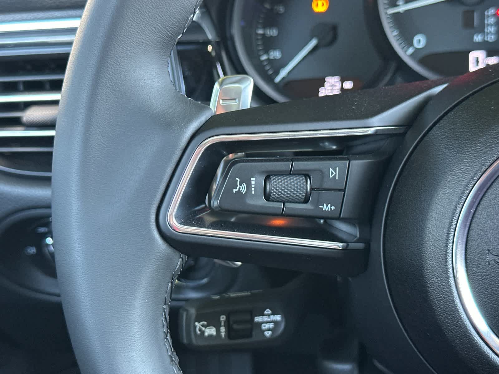 Certified 2025 Porsche Macan AWD/4WD image 27